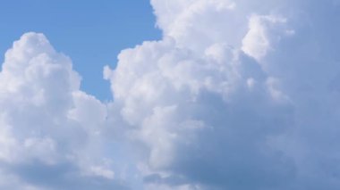 Bulutlar gökyüzünde hızla ilerliyor.