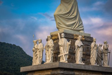 Mesih ve Havariler Anıtı