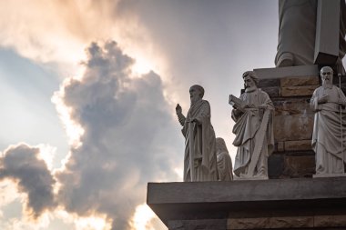 Mesih ve Havariler Anıtı