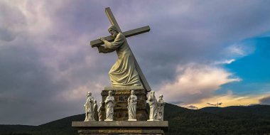 Mesih ve Havariler Anıtı