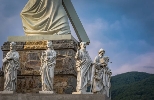 Mesih ve Havariler Anıtı