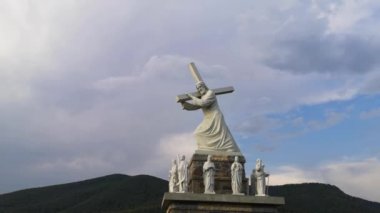 Mesih ve Havariler Anıtı