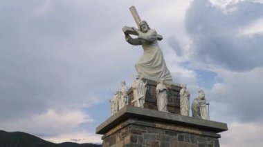 Mesih ve Havariler Anıtı