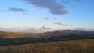 Yazın Karpat Dağları 'nın manzaraları