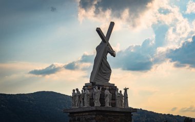 Mesih ve Havariler Anıtı