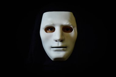 Beyaz maskeli karanlıktaki adam