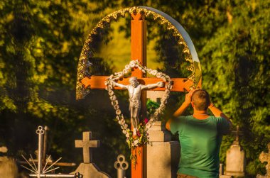 Ruh sorar denilen manzara, eller yapar