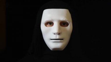 Beyaz maskeli karanlıktaki adam