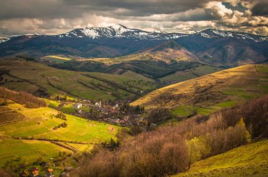Sunny Transcarpathia denilen manzara