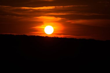 Gün batımında dağ nehri