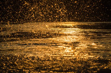 Gün batımında dağ nehri