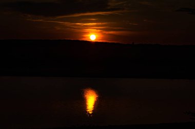 Gün batımında dağ nehri