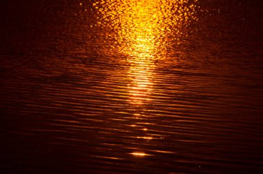 Gün batımında dağ nehri