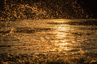 Gün batımında dağ nehri