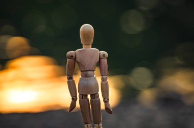 Eklemli küçük adam su tefekkür