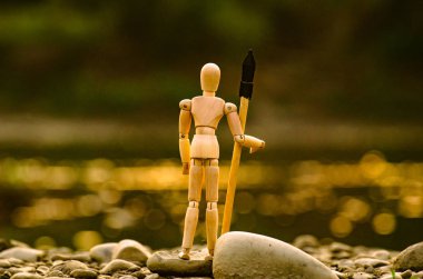 Eklemli küçük adam su tefekkür