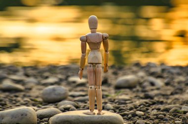 Mafsallı Adam Güneşi Karşılıyor