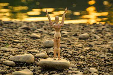 Mafsallı Adam Güneşi Karşılıyor