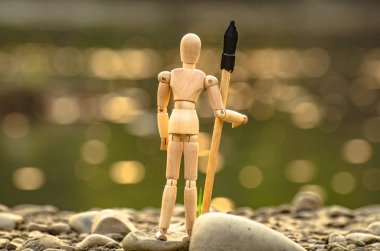 Eklemli küçük adam su tefekkür