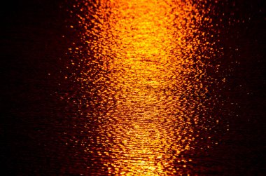 Gün batımında dağ nehri