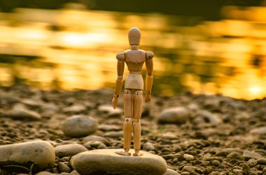 Eklemli küçük adam su tefekkür