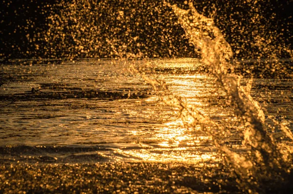 Gün batımında dağ nehri