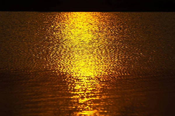 Gün batımında dağ nehri