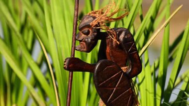 Doğadaki eski bir savaşçının heykelciği