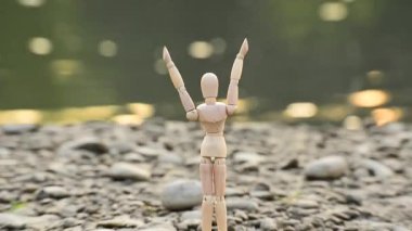 Mafsallı Adam Güneşi Karşılıyor