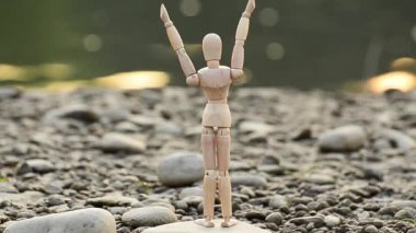 Mafsallı Adam Güneşi Karşılıyor