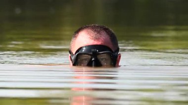 Maskeli adam suda kandırıyor