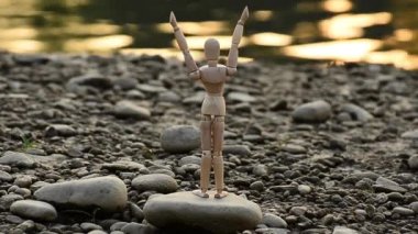 Mafsallı Adam Güneşi Karşılıyor