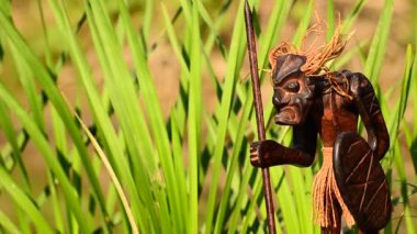 Doğadaki eski bir savaşçının heykelciği