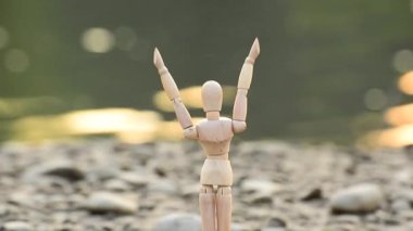 Mafsallı Adam Güneşi Karşılıyor