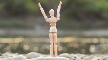 Mafsallı Adam Güneşi Karşılıyor