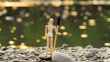 Eklemli küçük adam su tefekkür