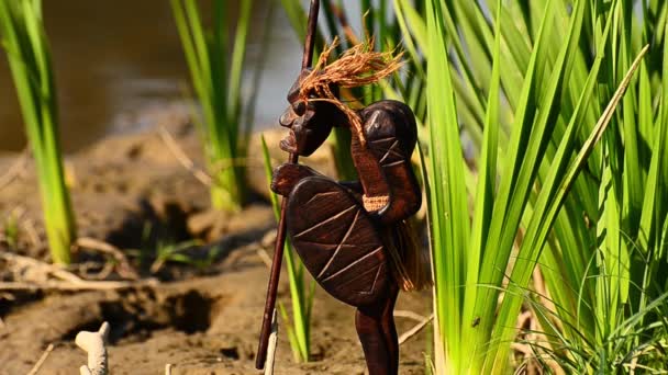 Figurin Forntida Krigare Naturen — Stockvideo