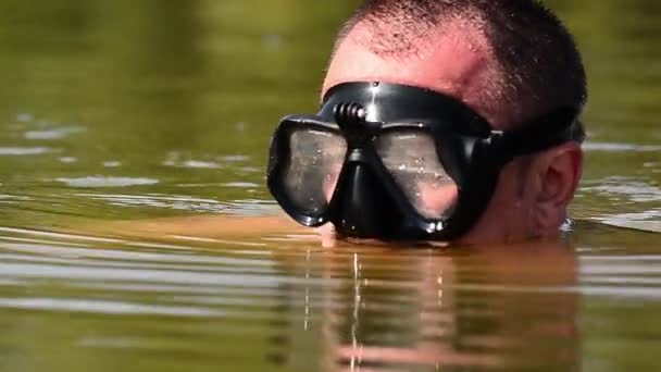 Hombre Enmascarado Engañando Agua — Vídeo de stock