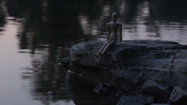 Homem Pequeno Articulado Sentado Uma Pedra Junto Rio — Vídeo de Stock