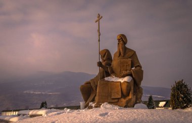 İki Aydınlatıcı Adlı Manzara