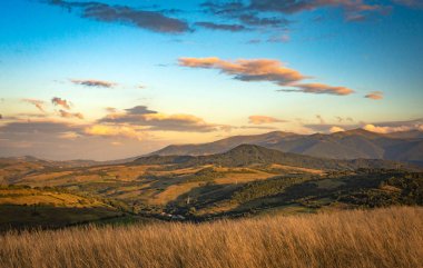Yaz gün batımından önce peyzaj denir 
