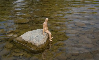  Eklemli küçük adam düşünüyor