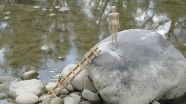 Eklemli küçük adam düşünüyor