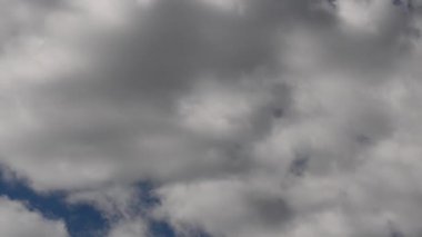 Bulutlar gökyüzünde hızla ilerliyor.