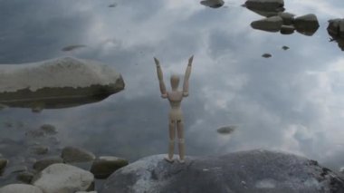 Eklemli küçük adam düşünüyor