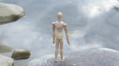 Eklemli küçük adam düşünüyor