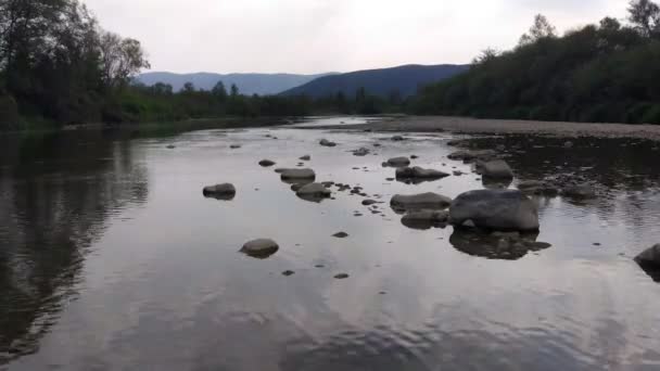 Montaña Agua Del Río Septiembre — Vídeos de Stock