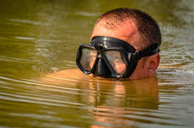 Maskeli adam suda kandırıyor