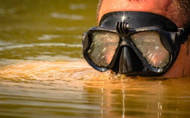 Maskeli adam suda kandırıyor