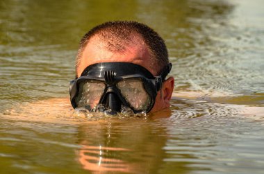 Maskeli adam suda kandırıyor